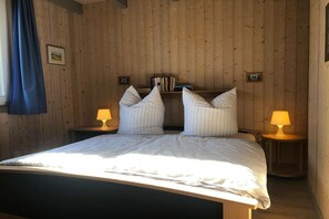 3 Schlafzimmer, Reisekinderbett