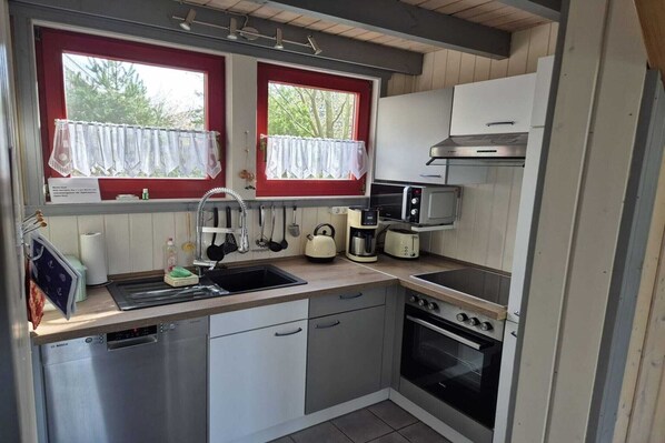 Fridge, microwave, oven, stovetop - Ferienhaus im Ferienpark Mirow (Granzow)