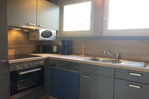 ثلاجة، ميكروويف، فرن، موقد طهي مسطح