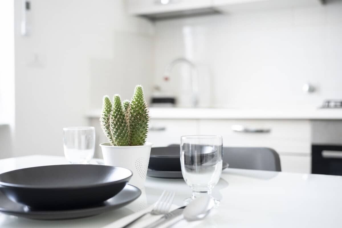 Kühlschrank, Ofen, Herdplatte, Wasserkocher mit Kaffee-/Teezubehör