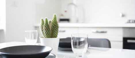 Kühlschrank, Ofen, Herdplatte, Wasserkocher mit Kaffee-/Teezubehör