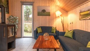 Un salon chaleureux avec un canapé, une table basse en bois et une cheminée.