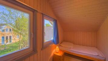 3 bedrooms, travel cot