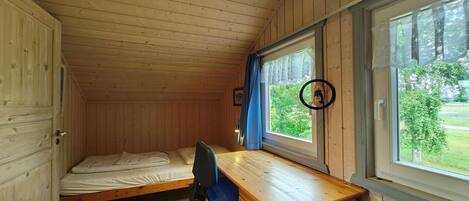 3 bedrooms, travel crib