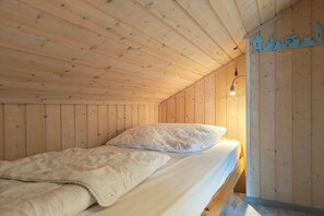 3 bedrooms, travel crib