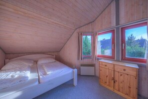 3 Schlafzimmer, Reisekinderbett