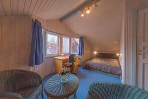 2 Schlafzimmer, Reisekinderbett