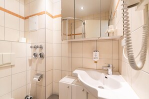 Douche, sèche-cheveux, serviettes fournies