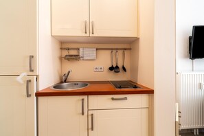 Kühlschrank, Herdplatte, Wasserkocher mit Kaffee-/Teezubehör, Toaster