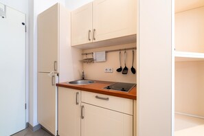 Køleskab, kogeplade, kaffe-/temaskine, brødrister
