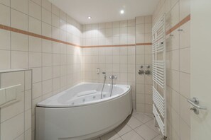 Bañera de hidromasaje, secador de pelo