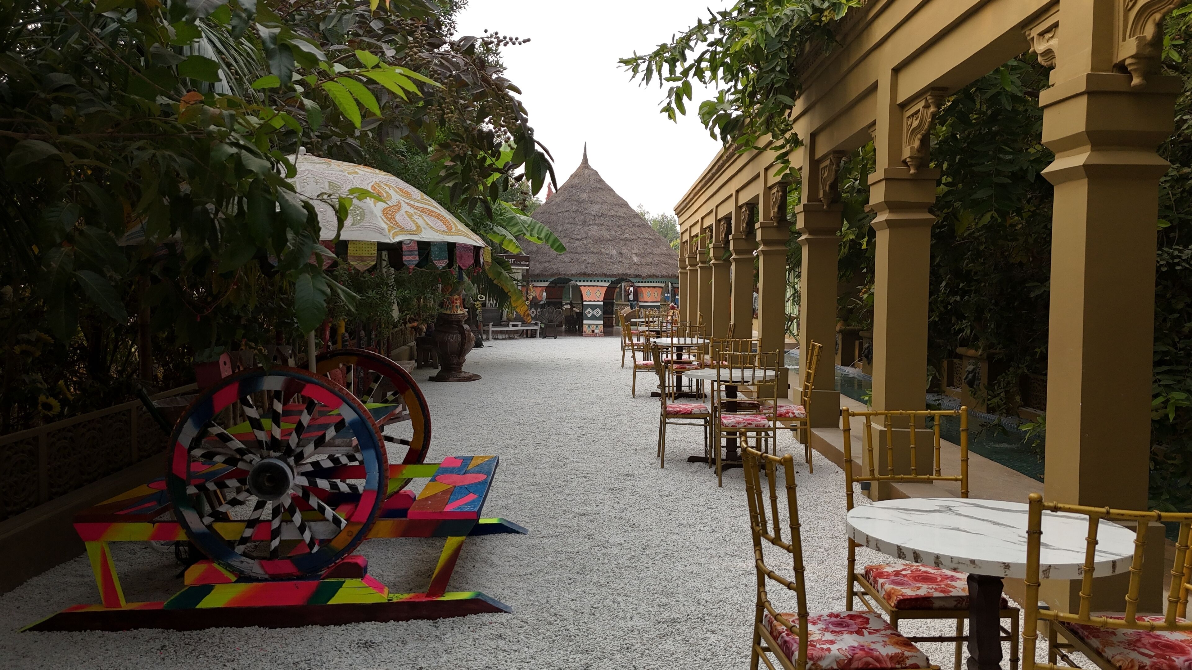 24-tommers LCD-tv med kabelkanaler