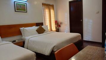 Family Triple Room | Desk, laptop workspace, soundproofing, free WiFi