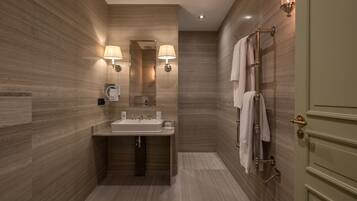 Chambre Supérieure | Salle de bain | SÚche-cheveux, chaussons, savon, shampoing