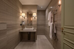 Superior-Zimmer | Badezimmer | Haartrockner, Hausschuhe, Seife, Shampoo