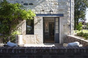 Junior Room, Terrace | Terrace/patio - Château Brachet (Gresy-sur-Aix)