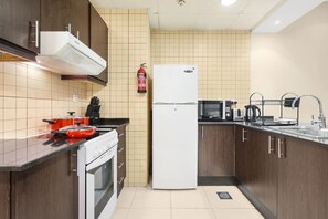 Jääkaappi, mikroaaltouuni, uuni, liesi