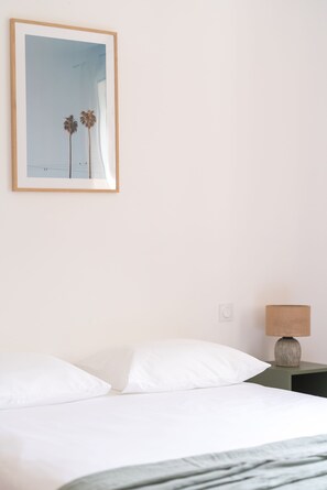 1 habitación, insonorización y tabla de planchar con plancha 