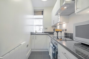 Refrigerador, microondas, horno, placa de cocina