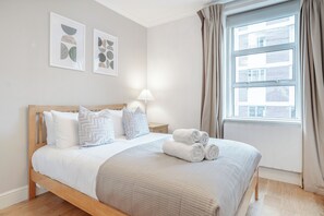 2 bedrooms, desk, iron/ironing board, travel crib - Step into the action! Big apartment in Oxford Street - Selfridges Calling (Greater London)
