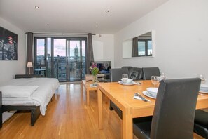 Family Apartment, 2 Bedrooms, Non Smoking, Kitchen | Living area - Parnell Corner Apartments (Dublin)