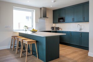 Leilighet – deluxe, 3 soverom, ikke-røyk, kjøkken | Eget kjøkken | Kjøleskap, mikrobølgeovn, ovn og kokeplater