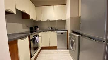 Economy Apartment, 2 Bedrooms, Non Smoking, Kitchen | Private kitchen | Full-sized fridge, microwave, oven, stovetop