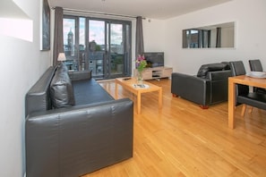 Family Apartment, 2 Bedrooms, Non Smoking, Kitchen | Living area - Parnell Corner Apartments (Dublin)