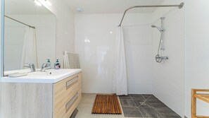 Dusj, håndklær og toalettpapir