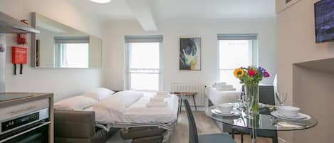 مكواة/لوح كي وسرير سفر وواي فاي مجانًا وملاءات أسرّة