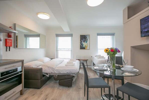 Triple Room, Non Smoking, Kitchen | Iron/ironing board, travel crib, free WiFi, bed sheets - St Stephen's Green District-1 (Dublin)