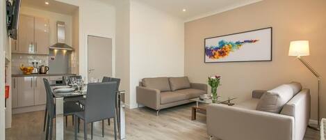 Apartment, 2Â Schlafzimmer, Nichtraucher, KĂŒche | Wohnbereich | Flachbildfernseher