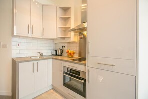 Apartment, 1 Bedroom, Non Smoking, Kitchen | Private kitchen | Microwave, oven, stovetop, electric kettle - St Stephen's Green District-1 (Dublin)