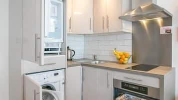 Triple Room, Non Smoking, Kitchen | Private kitchen | Microwave, oven, stovetop, electric kettle