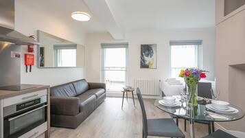 Triple Room, Non Smoking, Kitchen | Living area | Flat-screen TV
