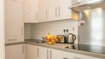 Apartment, 2 Bedrooms, Non Smoking, Kitchen | Private kitchen | Microwave, oven, stovetop, electric kettle