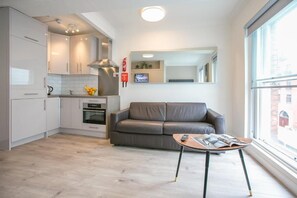 Triple Room, Non Smoking, Kitchen | Iron/ironing board, travel crib, free WiFi, bed sheets - St Stephen's Green District-1 (Dublin)