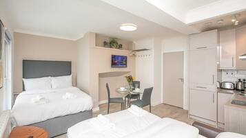 Triple Room, Non Smoking, Kitchen | Iron/ironing board, travel cot, free WiFi, bed sheets