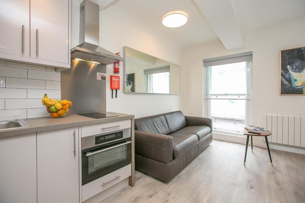 Triple Room, Non Smoking, Kitchen | Living area | Flat-screen TV