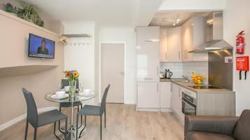 Triple Room, Non Smoking, Kitchen | Private kitchen | Microwave, oven, stovetop, electric kettle