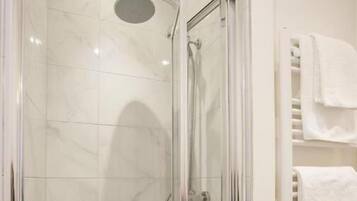Apartment, 2 Bedrooms, Non Smoking, Kitchen | Bathroom | Free toiletries, hair dryer, towels, soap