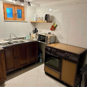 Een koelkast, een magnetron, een oven, een kookplaat
