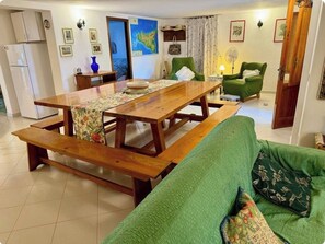 Smart-TV, Kamin, DVD-Player, Bücher