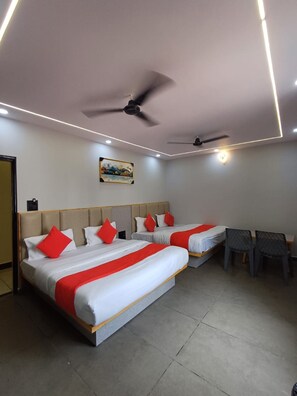 Deluxe vierpersoonskamer, uitzicht op de stad | Gratis wifi, beddengoed