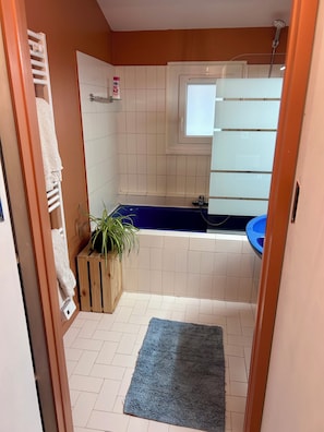 Dusch, handdukar, tvål och schampo