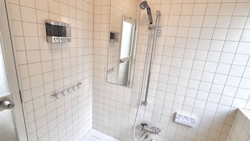 Combined shower/bathtub, free toiletries, hair dryer, slippers
