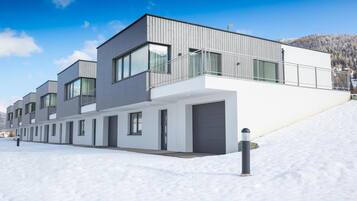 Un immeuble moderne à plusieurs étages, doté de grandes fenêtres et d’un toit plat.