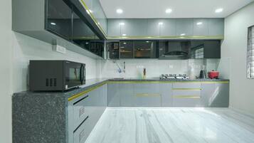 Premium Apartment, 2 Bedrooms | Shared kitchen | Electric kettle