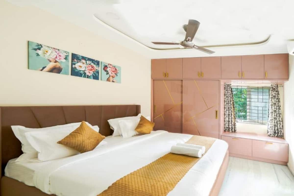 2 bedrooms, premium bedding, soundproofing, free WiFi