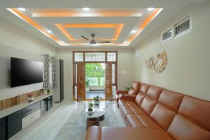 Appartement Premium, 3 chambres | Coin séjour | Télévision LED de 40 pouces avec chaßnes numériques